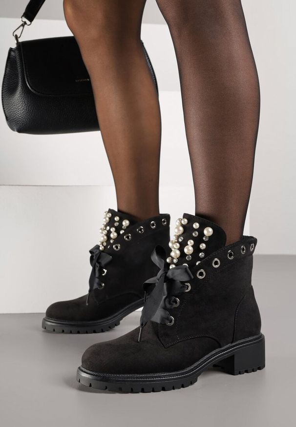 Renee - Czarne Botki z Imitacji Zamszu z Ozdobnymi Sznurówkami Perłami i Cyrkoniami Jovilda. Okazja: na co dzień. Kolor: czarny. Materiał: zamsz. Wzór: aplikacja. Obcas: na obcasie. Styl: casual, rockowy. Wysokość obcasa: średni
