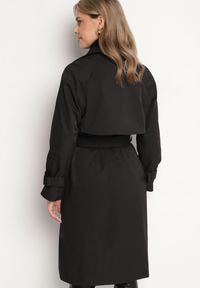 Born2be - Czarny Płaszcz w Stylu Trencza Ozdobiony Paskiem z Klamrą Ninellira. Kolor: czarny. Materiał: jeans. Długość rękawa: długi rękaw. Długość: długie. Wzór: aplikacja. Styl: klasyczny, elegancki #6