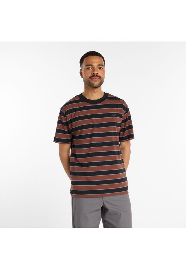 Koszulka męska New Balance Numeric MT53700BK – brązowa. Kolor: brązowy. Materiał: bawełna, dresówka. Wzór: paski, aplikacja