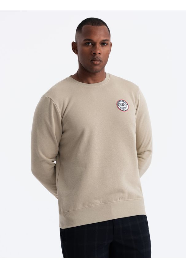 Ombre Clothing - Nierozpinana dresowa bluza męska z naszywką w stylu college – piaskowa V3 - Rozmiar: XXL. Okazja: na uczelnię, na co dzień. Materiał: dresówka. Wzór: aplikacja. Styl: sportowy, casual, elegancki