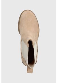 Charles Footwear sztyblety zamszowe Bea damskie kolor beżowy na słupku Bea.Boots.Sabbia. Kolor: beżowy. Materiał: zamsz. Obcas: na słupku. Wysokość obcasa: średni #5