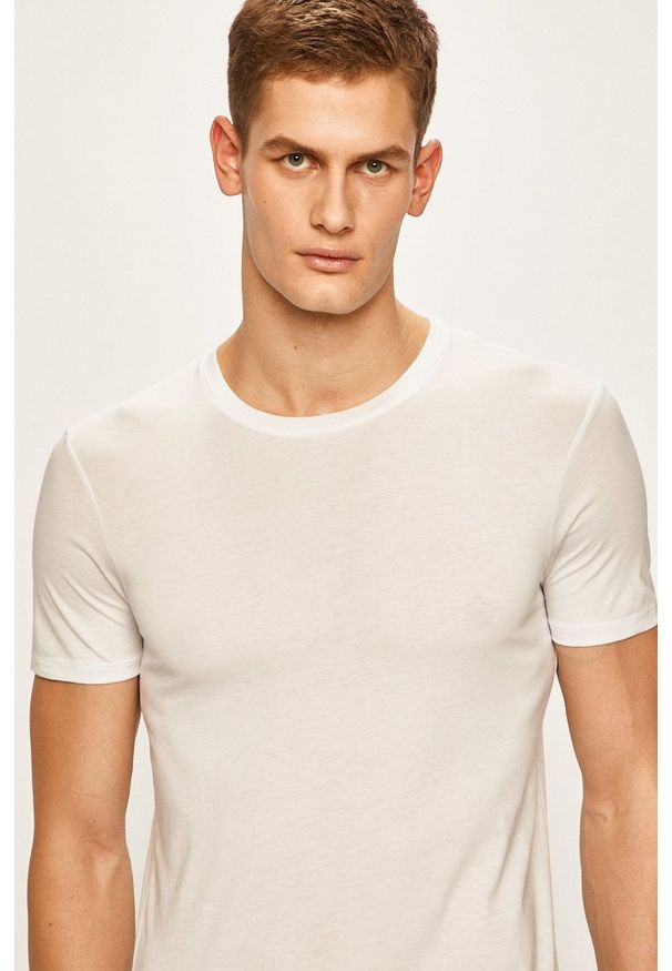 Armani Exchange - T-shirt. Okazja: na co dzień. Kolor: biały. Materiał: dzianina. Wzór: gładki. Styl: casual