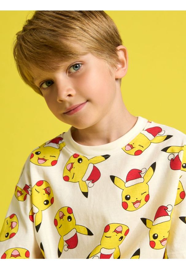 Sinsay - Koszulka Pokémon - kremowy. Kolor: kremowy. Długość rękawa: krótki rękaw. Długość: krótkie. Wzór: nadruk. Styl: wizytowy