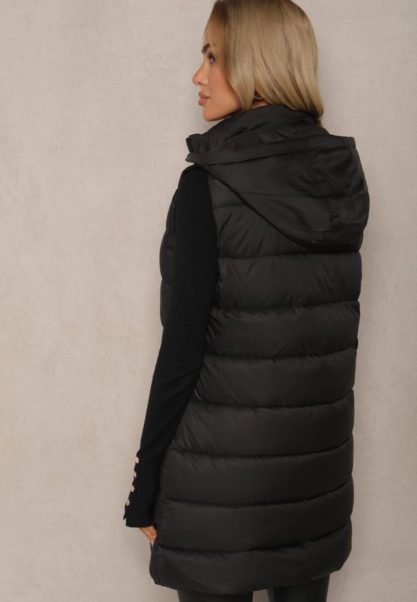 Renee - Czarna Kamizelka z Pikowanymi Przeszyciami o Klasycznym Kroju z Kapturem Zeriyana. Okazja: na co dzień, na spotkanie biznesowe. Typ kołnierza: kaptur. Kolor: czarny. Materiał: jeans. Styl: klasyczny