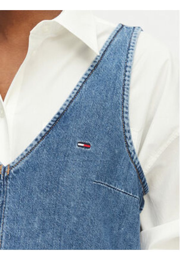Tommy Jeans Sukienka jeansowa DW0DW22876 Niebieski Relaxed Fit. Kolor: niebieski. Materiał: bawełna