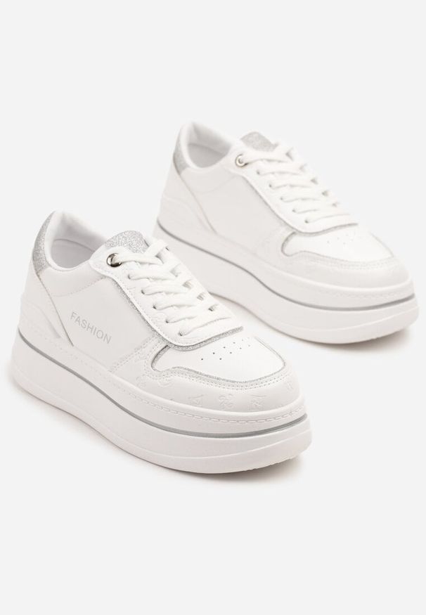 Renee - Biało-Srebrne Sneakersy na Platformie Ozdobione Brokatem i Napisem Udivoria. Okazja: na co dzień. Kolor: biały. Materiał: jeans. Wzór: napisy, aplikacja. Obcas: na platformie