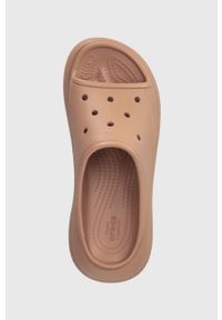 Crocs klapki Classic Crush Slide damskie kolor brązowy na platformie 208731. Kolor: brązowy. Materiał: materiał. Obcas: na platformie #2