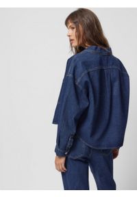 outhorn - Koszula oversize jeansowa damska - granatowa. Kolor: niebieski. Materiał: jeans. Długość rękawa: długi rękaw. Długość: krótkie #4