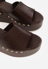 Born2be - Ciemnobrązowe Sandały na Koturnie i Platformie Ozdobione Nitami Rhethe. Okazja: na co dzień. Zapięcie: sprzączka. Kolor: brązowy. Materiał: jeans. Wzór: aplikacja. Sezon: wiosna, lato. Obcas: na koturnie. Styl: casual, elegancki #8