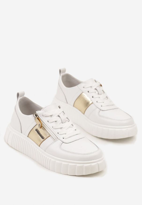 Born2be - Białe Skórzane Sneakersy Zdobione Metaliczną Wstawką Cerelie. Kolor: biały. Materiał: skóra. Wzór: aplikacja