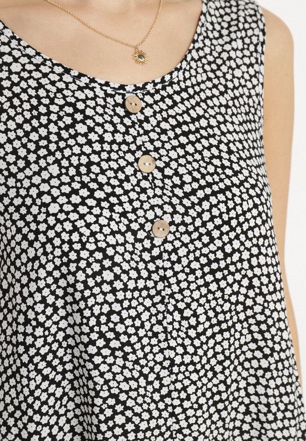 Born2be - Czarna Bawełniana Rozkloszowana Sukienka Ozdobiona Kwiatami i Guzikami Lisavella. Okazja: na co dzień, na spacer. Kolor: czarny. Materiał: bawełna. Wzór: aplikacja, kwiaty. Sezon: lato. Styl: klasyczny, casual, elegancki