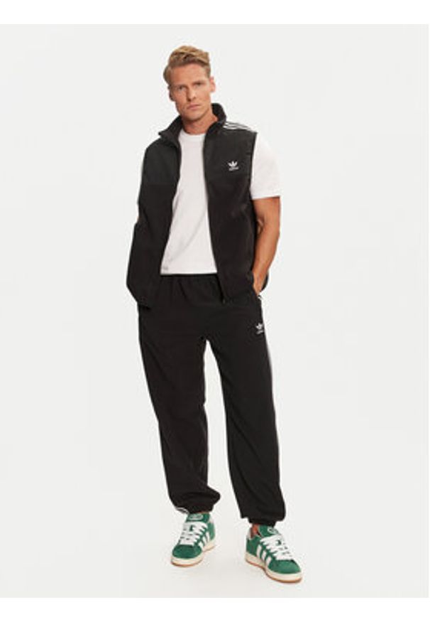 Adidas - adidas Spodnie dresowe adicolor 3-Stripes IZ4798 Czarny Regular Fit. Kolor: czarny. Materiał: syntetyk