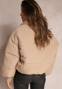 Renee - Beżowa Pudełkowa Kurtka Pikowana o Kroju Oversize Isatti. Typ kołnierza: bez kaptura. Kolor: beżowy. Długość rękawa: długi rękaw. Długość: długie. Styl: elegancki #3