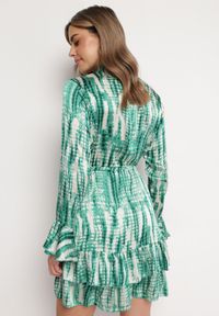 Born2be - Zielona Sukienka Mini Ozdobiona Falbankami i Akwarelowym Wzorem Panava. Typ kołnierza: kołnierz z falbankami. Kolor: zielony. Długość rękawa: długi rękaw. Wzór: aplikacja. Długość: mini #6