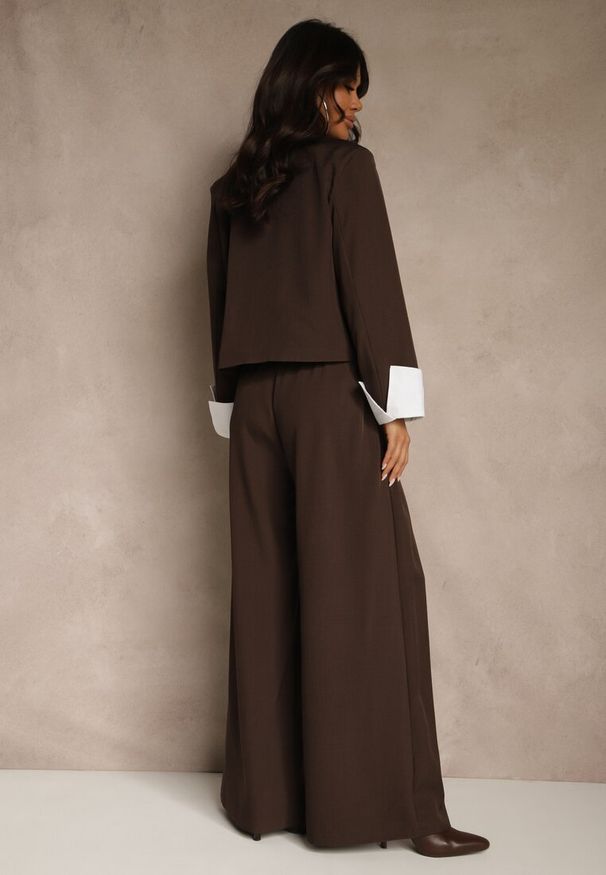 Renee - Ciemnobrązowy Garniturowy Komplet Marynarka i Spodnie z Kontrastującymi Zdobieniami Davirielle. Kolor: brązowy. Wzór: aplikacja