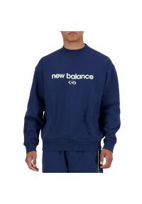 Bluza New Balance MT41597NNY - granatowa. Kolor: niebieski. Materiał: materiał, bawełna, dresówka, prążkowany, poliester. Wzór: napisy. Styl: klasyczny