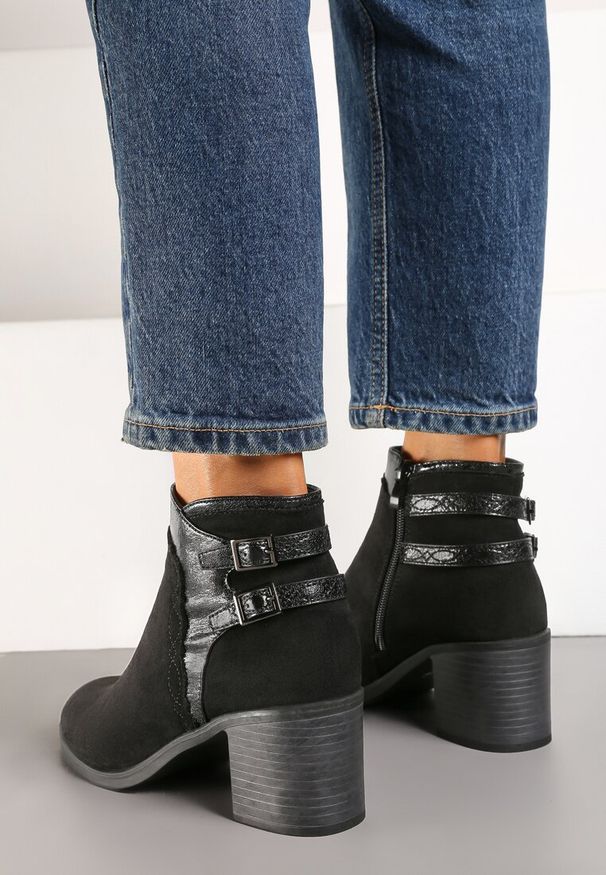 Renee - Czarne Botki na Słupku z Ozdobnymi Klamrami i Paskami Deolena. Zapięcie: klamry. Kolor: czarny. Materiał: jeans. Wzór: paski. Obcas: na słupku. Styl: wizytowy, elegancki