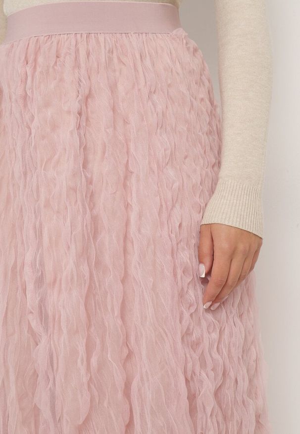 Born2be - Różowa Rozkloszowana Spódnica z Półtransparentnego Materiału z Ozdobnym Tłoczeniem Zerivra. Okazja: na co dzień. Kolor: różowy. Materiał: materiał. Styl: casual, elegancki, klasyczny