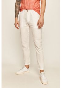 Guess Jeans - Spodnie. Kolor: biały. Materiał: bawełna, jeans, materiał, tkanina, len, poliester. Wzór: gładki #1