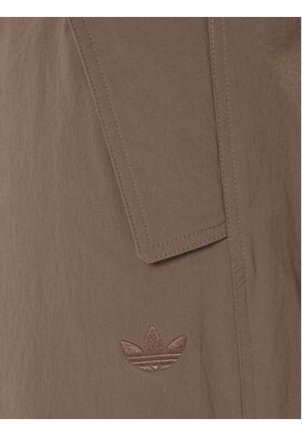 Adidas - adidas Spodnie materiałowe Premium Essentials Utility Parachute JW1087 Brązowy Loose Fit. Kolor: brązowy. Materiał: syntetyk