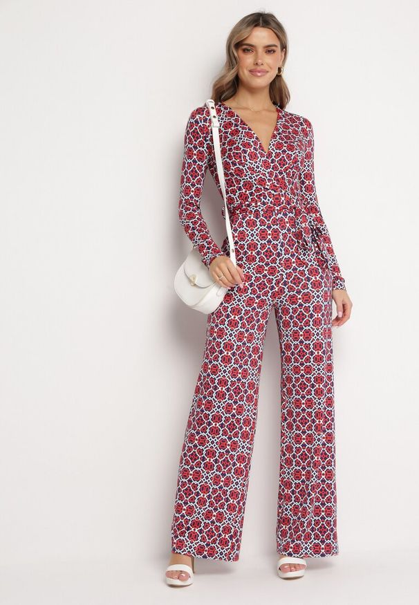 Born2be - Czerwono-Biały Wzorzysty Kombinezon z Długim Rękawem i Szerokimi Spodniami z Wiązaniem w Pasie Vilati. Kolor: niebieski. Długość rękawa: długi rękaw. Długość: długie. Wzór: geometria. Styl: elegancki
