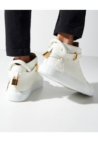 BUSCEMI - Białe sneakersy z ozdobną kłódką. Kolor: biały. Materiał: guma. Szerokość cholewki: normalna. Wzór: aplikacja #5