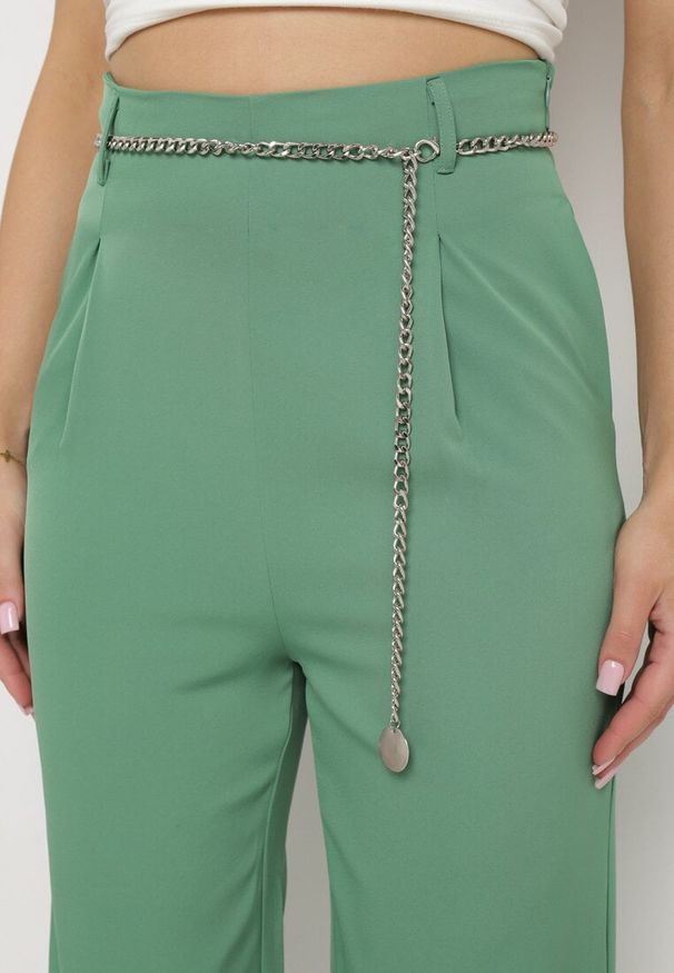 Born2be - Zielone Szerokie Spodnie Zapinane z boku na Suwak z Ozdobnym Łańcuchem Grazioso. Okazja: na spotkanie biznesowe, do pracy. Kolor: zielony. Materiał: satyna. Styl: biznesowy, elegancki, klasyczny