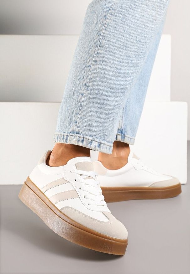 Born2be - Biało-Beżowe Sneakersy w Stylu Tenisówek z Paskami Nilomira. Okazja: na co dzień. Zapięcie: pasek. Kolor: biały. Materiał: jeans