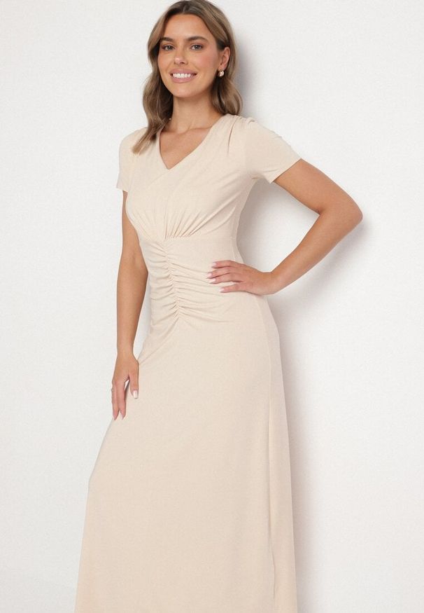 Born2be - Jasnobeżowa Sukienka z Marszczeniami Taliowana z Dodatkiem Wiskozy Arelona. Okazja: na co dzień. Typ kołnierza: dekolt w kształcie V. Kolor: beżowy. Materiał: wiskoza. Długość rękawa: krótki rękaw. Typ sukienki: proste. Styl: casual