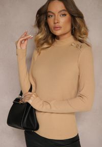 Renee - Ciemnobeżowa Bluzka z Bawełną i Ozdobnymi Guzikami Yasida. Okazja: do pracy. Kolor: beżowy. Materiał: bawełna. Styl: elegancki, klasyczny