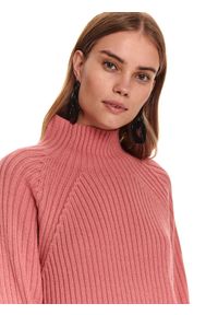 TOP SECRET - Pudełkowy damski sweter z golfem. Typ kołnierza: golf. Kolor: różowy. Materiał: materiał, prążkowany. Długość: długie. Sezon: zima