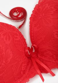 Born2be - Czerwony Biustonosz z Koronką i Ozdobnymi Paskami Korzedi. Kolor: czerwony. Materiał: koronka. Rodzaj stanika: odpinane ramiączka. Wzór: koronka #2