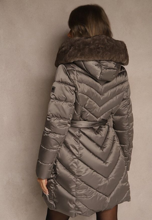 Renee - Szara Kurtka z Pikowanym Przeszyciami Wiązanym Paskiem i Kapturem z Futrem Fenida. Kolor: szary. Materiał: futro. Styl: elegancki