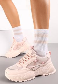 Renee - Różowe Sneakersy na Tłoczonej Podeszwie Zdobione Sznurkiem Wokół Pellesti. Kolor: różowy. Wzór: aplikacja #1