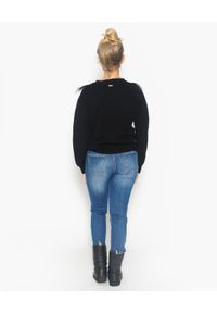 CRISTINAEFFE MILANO - Czarny sweter z piórami. Kolor: czarny. Materiał: materiał. Wzór: aplikacja, ze splotem. Sezon: zima, jesień. Styl: klasyczny #6