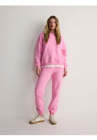 Reserved - Spodnie dresowe jogger - różowy. Kolor: różowy. Materiał: dresówka