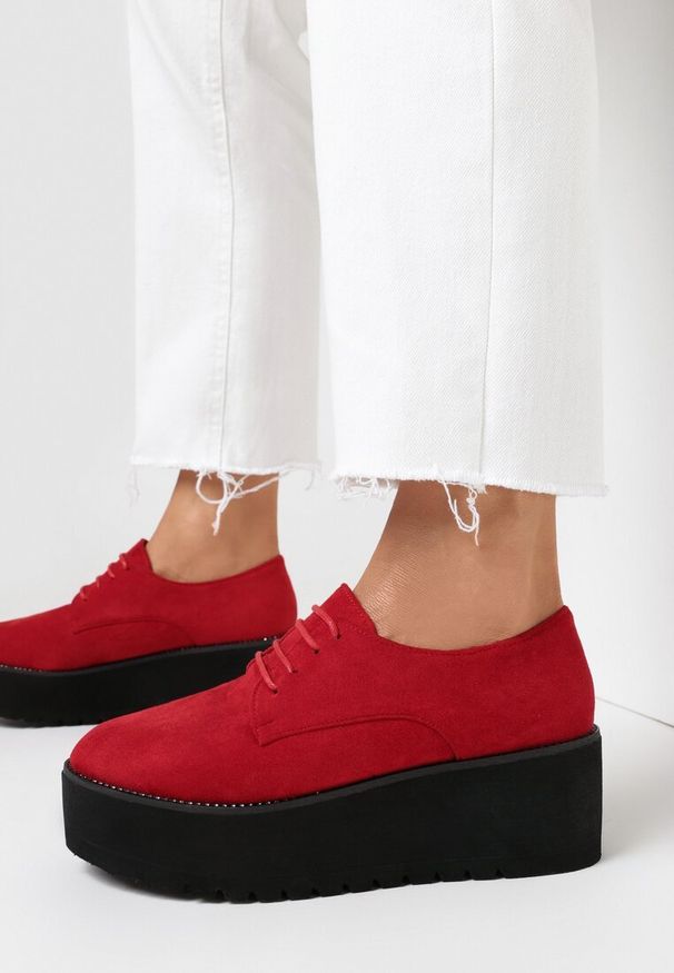 Born2be - Czerwone Półbuty ereros. Nosek buta: okrągły. Kolor: czerwony. Szerokość cholewki: normalna. Wzór: aplikacja. Obcas: na platformie. Styl: klasyczny
