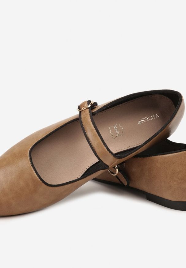 Renee - Ciemnobeżowe Balerinki Vices z Wkładką ze Skóry Naturalnej Ozdobione Paskiem Patantie. Okazja: na co dzień, na randkę. Zapięcie: pasek. Kolor: beżowy. Materiał: skóra. Wzór: aplikacja. Styl: casual, elegancki, klasyczny