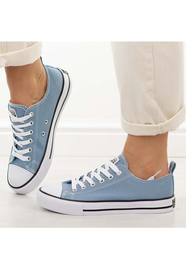 Niebieskie trampki damskie American Club Dsln Lh122. Okazja: na spacer, na co dzień, na uczelnię. Zapięcie: sznurówki. Kolor: niebieski. Materiał: tkanina. Szerokość cholewki: normalna. Sezon: wiosna, lato. Styl: casual, klasyczny, sportowy, wakacyjny