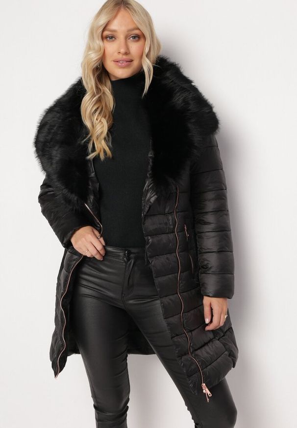 Born2be - Czarna Kurtka Pikowana z Szerokim Futrzanym Kołnierzem Jabliona. Kolor: czarny. Materiał: futro. Sezon: zima