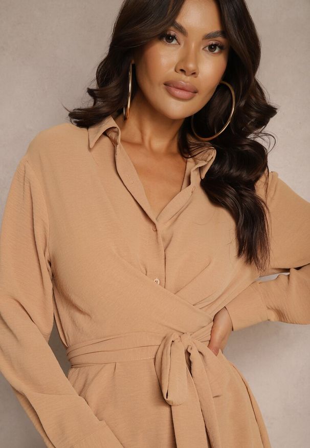 Renee - Ciemnobeżowa Sukienka Midi z Kołnierzykiem i Materiałowym Paskiem Rasik. Kolor: brązowy. Materiał: materiał. Sezon: wiosna, jesień. Typ sukienki: koszulowe. Długość: midi