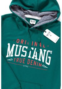 Mustang - BLUZA MUSTANG Printed Hoodie DEEP TEAL 1009346 6433. Okazja: na uczelnię, do pracy. Typ kołnierza: kaptur. Materiał: jeans, materiał, denim, bawełna. Długość: długie. Wzór: aplikacja, nadruk. Sezon: zima, lato. Styl: klasyczny #8