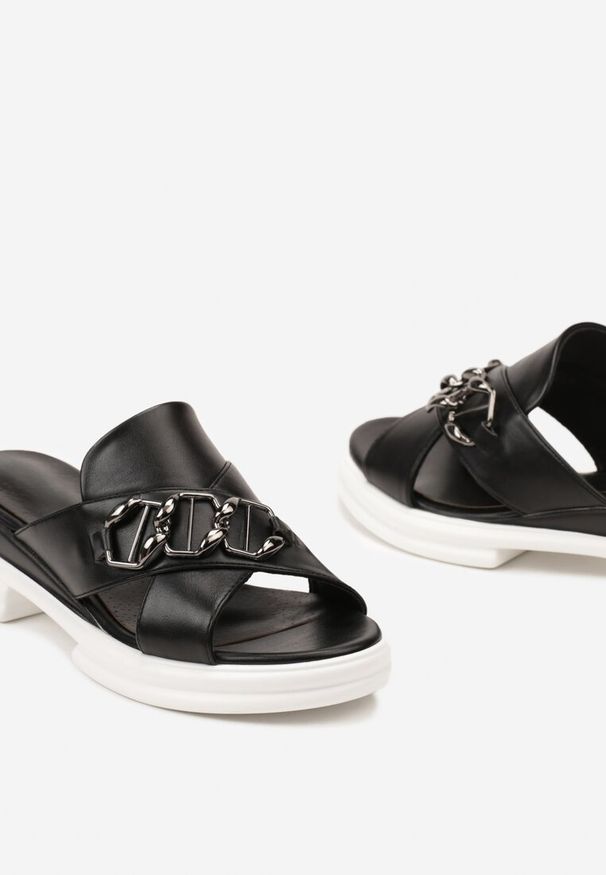 Born2be - Czarne Klapki na Grubej Podeszwie z Metaliczną Klamrą Runetia. Kolor: czarny. Wzór: aplikacja. Obcas: na obcasie. Styl: elegancki. Wysokość obcasa: średni