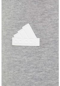 Adidas - adidas legginsy damskie kolor szary z aplikacją. Stan: podwyższony. Kolor: szary. Materiał: bawełna, dzianina. Wzór: aplikacja #3