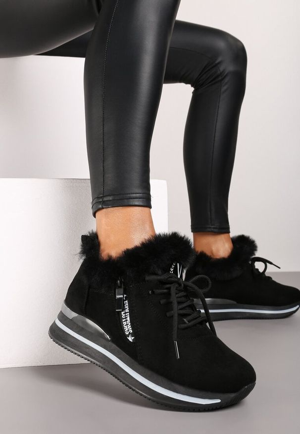 Renee - Czarne Sneakersy na Płaskiej Podeszwie z Napisem i Futerkiem Taricea. Okazja: na co dzień. Zapięcie: sznurówki. Kolor: czarny. Materiał: futro. Wzór: napisy. Obcas: na płaskiej podeszwie