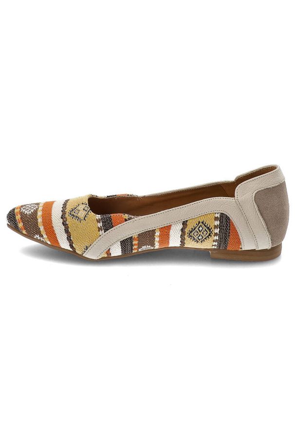 Beżowe Baleriny Maciejka Damskie Stylowe Obuwie. Okazja: na randkę, na spacer. Zapięcie: bez zapięcia. Kolor: beżowy. Szerokość cholewki: normalna. Wzór: aplikacja. Materiał: zamsz, materiał, skóra. Obcas: na obcasie. Styl: elegancki. Wysokość obcasa: niski