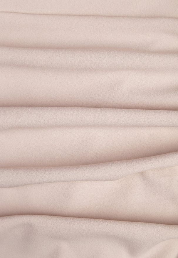 Renee - Beżowa Elegancka Sukienka Asymetryczna z Ozdobą przy Ramieniu o Dopasowanym Kroju Tesson. Kolor: beżowy. Materiał: materiał, poliester, elastan. Wzór: aplikacja. Typ sukienki: asymetryczne. Styl: elegancki