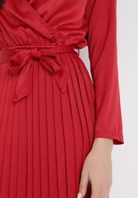 Born2be - Bordowa Sukienka Thessothoe. Kolor: czerwony. Materiał: satyna, materiał. Długość rękawa: długi rękaw. Typ sukienki: kopertowe. Długość: midi #5