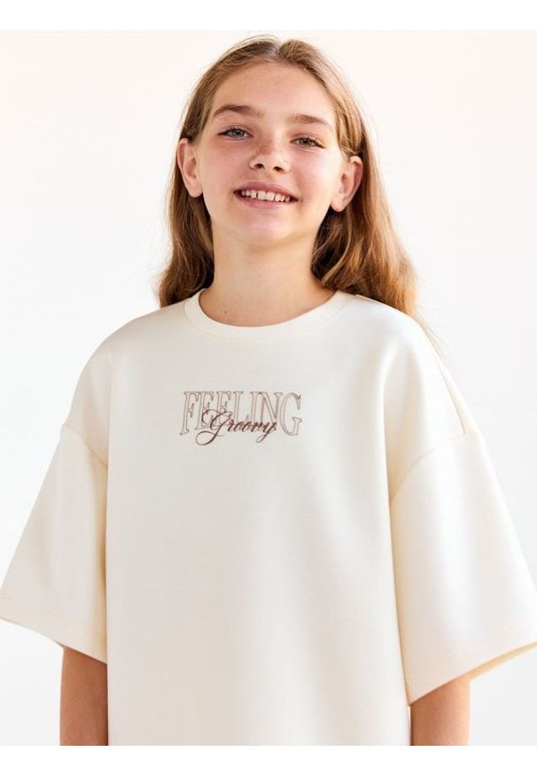 Reserved - T-shirt z haftem - kremowy. Kolor: kremowy. Materiał: tkanina. Wzór: haft
