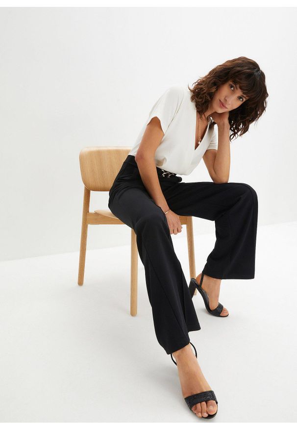 bonprix - Kombinezon z dekoracyjną sprzączką. Kolor: czarny. Styl: elegancki